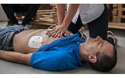 Πώς να χρησιμοποιήσετε έναν AED: Οδηγός βήμα προς βήμα για αρχάριους